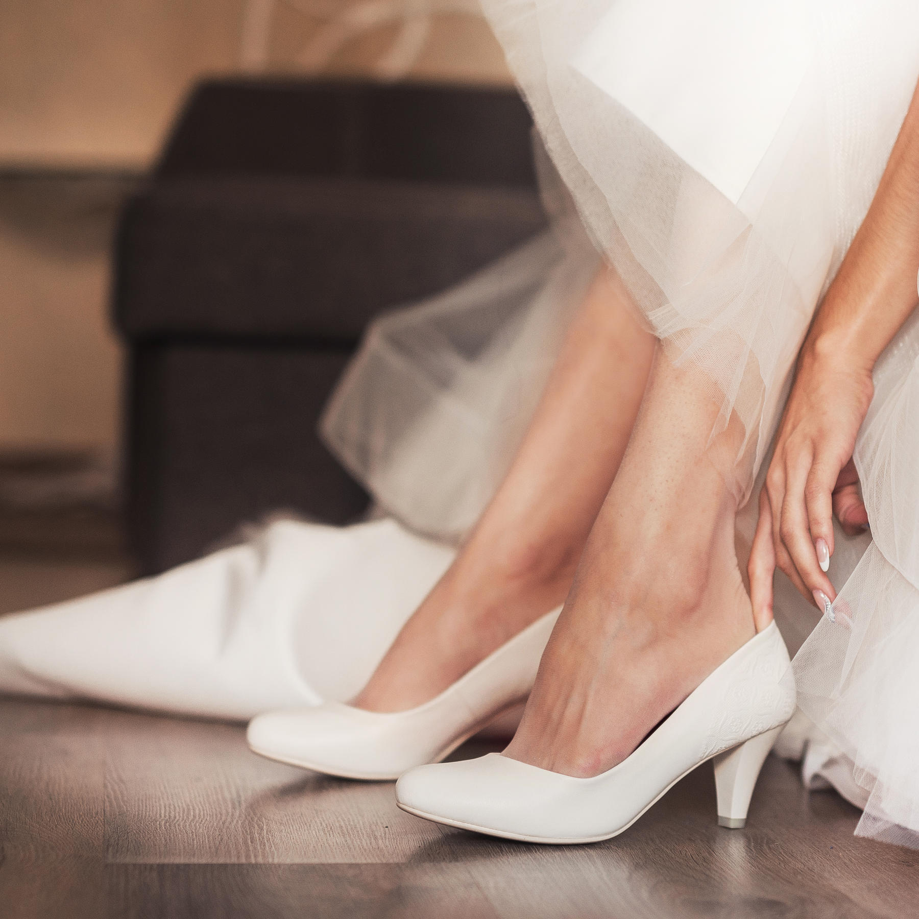 Die perfekten Brautschuhe sitzen perfekt am Fuß und ergänzen das Hochzeitskleid wunderbar. Die perfekten Brautschuhe sitzen perfekt am Fuß und ergänzen das Hochzeitskleid wunderbar.