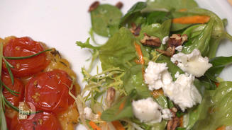 Tomaten-Tarte-Tatin mit Salat