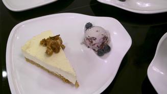 Omas Käsekuchen mit Eis