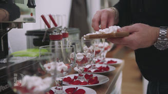 Rosiges Eton-Mess mit Erdbeersorbet