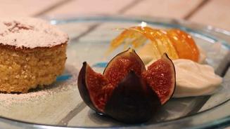 Torta de Santiago mit sahnigem Eis