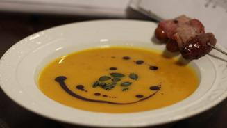Kürbiscreme-Suppe mit Dattelspieß