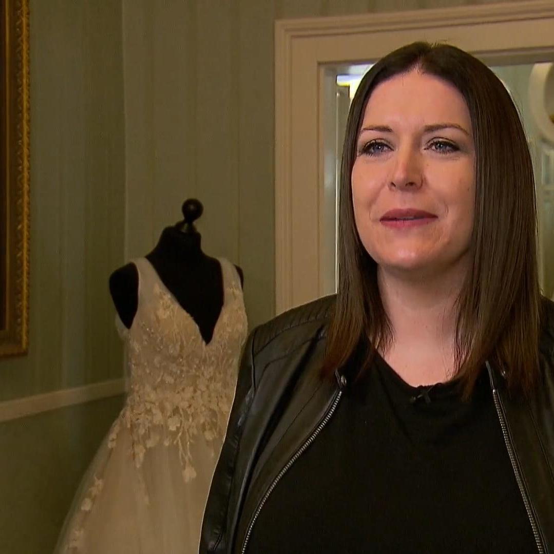 Im Hintergrund droht schon ein Kleid mit der gefürchteten Farbe Im Hintergrund droht schon ein Kleid mit der gefürchteten Farbe