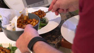 Feldsalat mit Bratkartoffelwürfeln