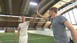 Timur und Damian beim Fußballtraining
