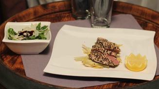 Tonno al Sesamo mit Artischockenherzen