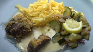 Lammrücken mit Kräuterkruste an Nudeln
