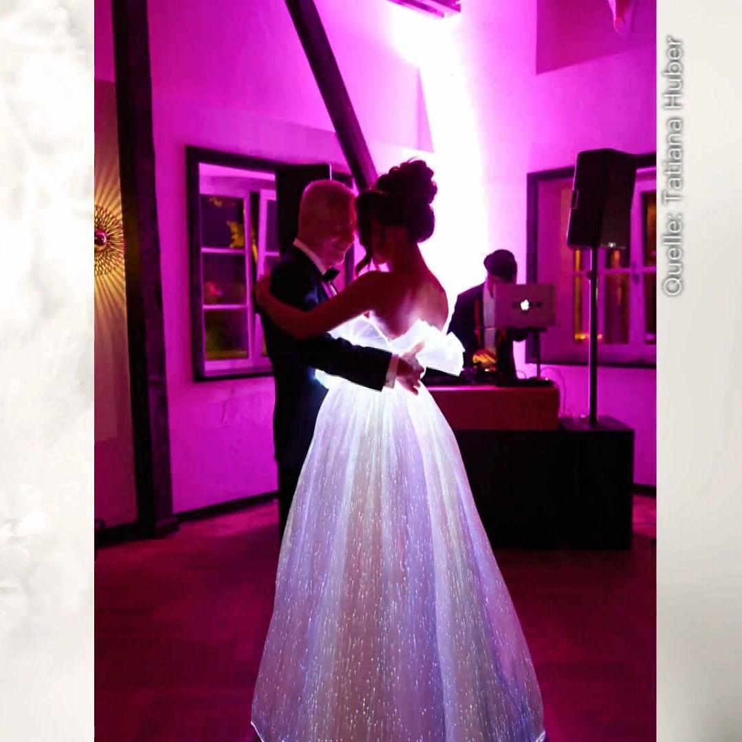 Fan Xia in ihrem leuchtenden Hochzeitskleid Fan Xia in ihrem leuchtenden Hochzeitskleid