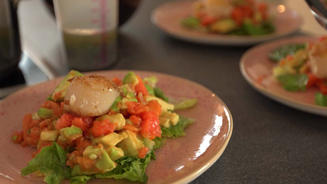 Jacobsmuschel auf Avocado-Papaya-Salat