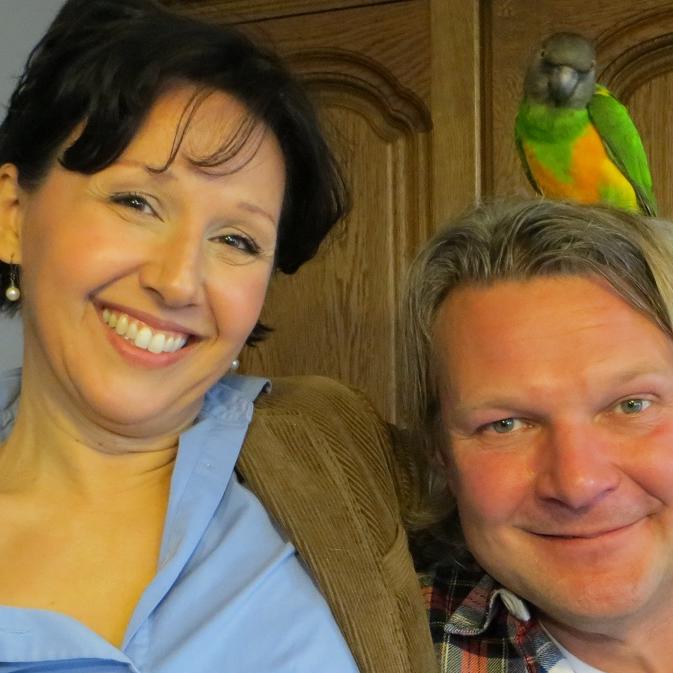 Tiere in Not - VOX-DOCMA TV - Frank Weber und Papageienexpertin Ann Castro mit Mohrenkopfpapagei Tiere in Not - VOX-DOCMA TV - Frank Weber und Papageienexpertin Ann Castro mit Mohrenkopfpapagei