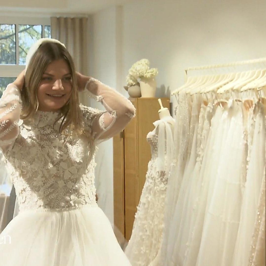 Von diesem Kleid hat sich Tanja wahnsinnig viel versprochen Von diesem Kleid hat sich Tanja wahnsinnig viel versprochen