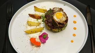 Tartar vom Damwild an Kartoffelspalten
