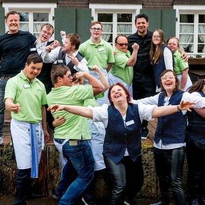 „Zum Schwarzwälder Hirsch - eine außergewöhnliche Küchencrew und Tim Mälzer“ „Zum Schwarzwälder Hirsch - eine außergewöhnliche Küchencrew und Tim Mälzer“