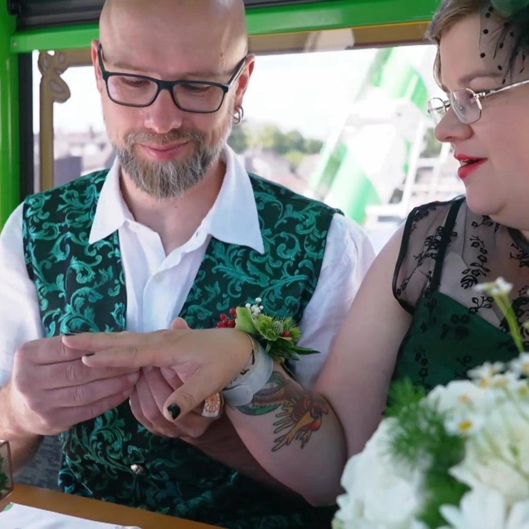 Liebe in luftiger Höhe: Paar heiratet auf Cranger Kirmes im Riesenrad Bellevue Liebe in luftiger Höhe: Paar heiratet auf Cranger Kirmes im Riesenrad Bellevue