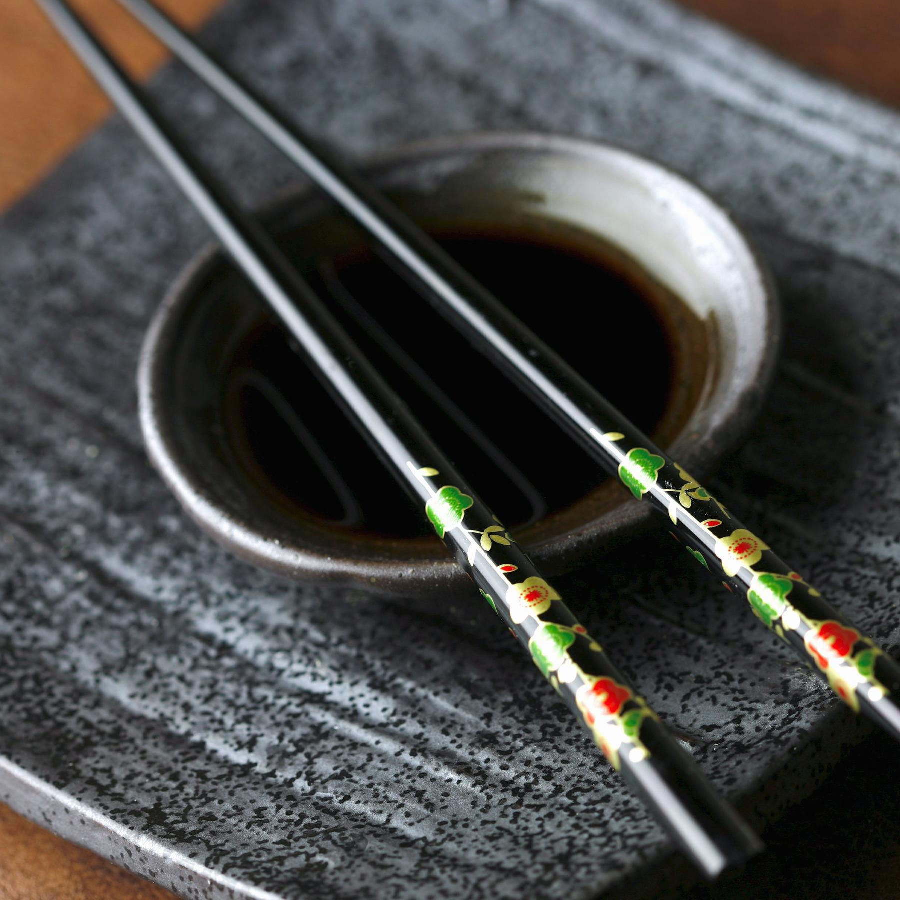 Sushi: Stäbchen mit Sojasauce Sushi: Stäbchen mit Sojasauce