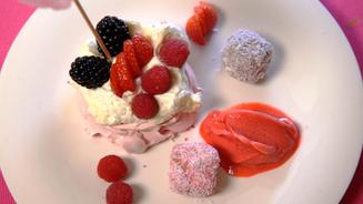 Pink Berry Pavlova mit Himbeer-Sorbet 