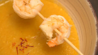Mango-Ingwer-Suppe mit Gamba-Spieß