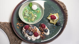 Pavlova mit Grütze