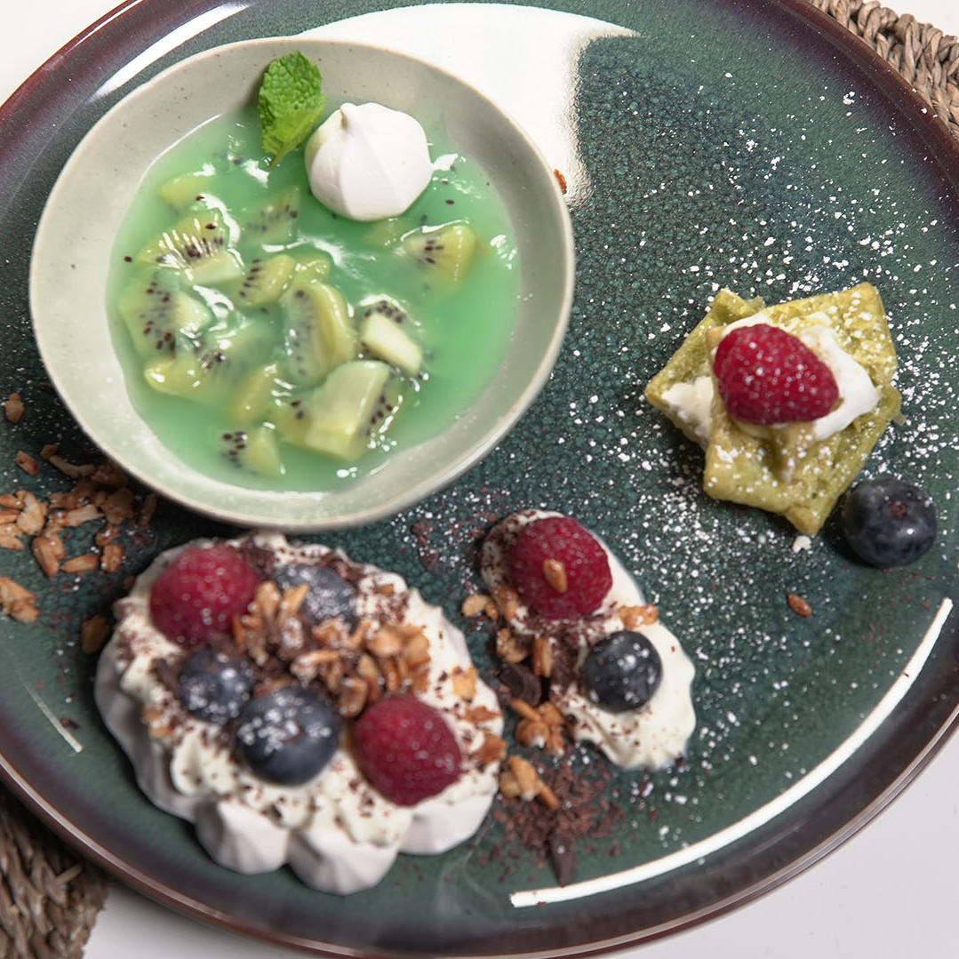 Pavlova mit Grütze und Haferflockencrunch Pavlova mit Grütze und Haferflockencrunch