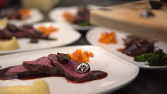 Hirschrücken auf Rotweinreduktion