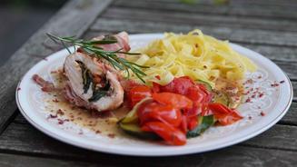 Putenroulade gefüllt mit Basilikumbett