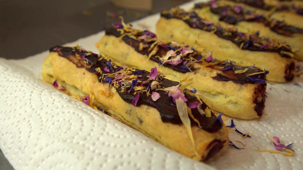 Orangeneis in der Orangenschale, Eclair und Schokoladenflammeri