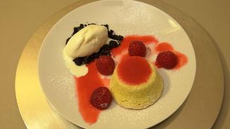 Grießsoufflé mit Himbeeren