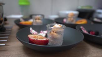Beereneis und gegrillter Pfirsich