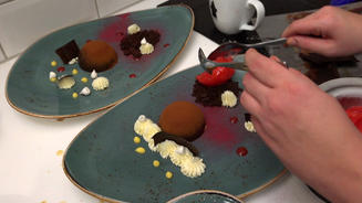  Schoko-Zweierlei mit Himbeersorbet 