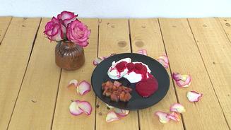 Weißes Mousse mit Honig-Nektarinen