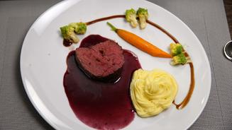 Filet vom Rind, Püree und Gemüse