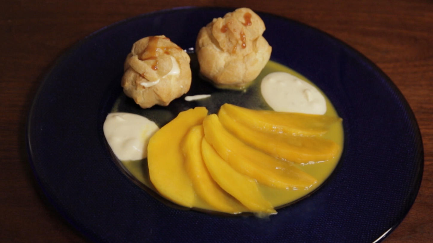 Gefüllte Profiterols auf Beerenspiegel Gefüllte Profiterols auf Beerenspiegel