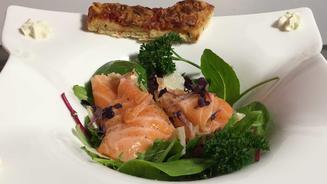 Lachscarpaccio mit Safransauce