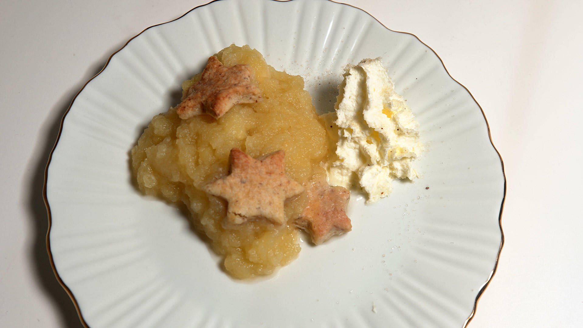 Das perfekte Dinner: Gedeckter Gewürz-Apfelkuchen mit Tonkabohnen-Sahne ...