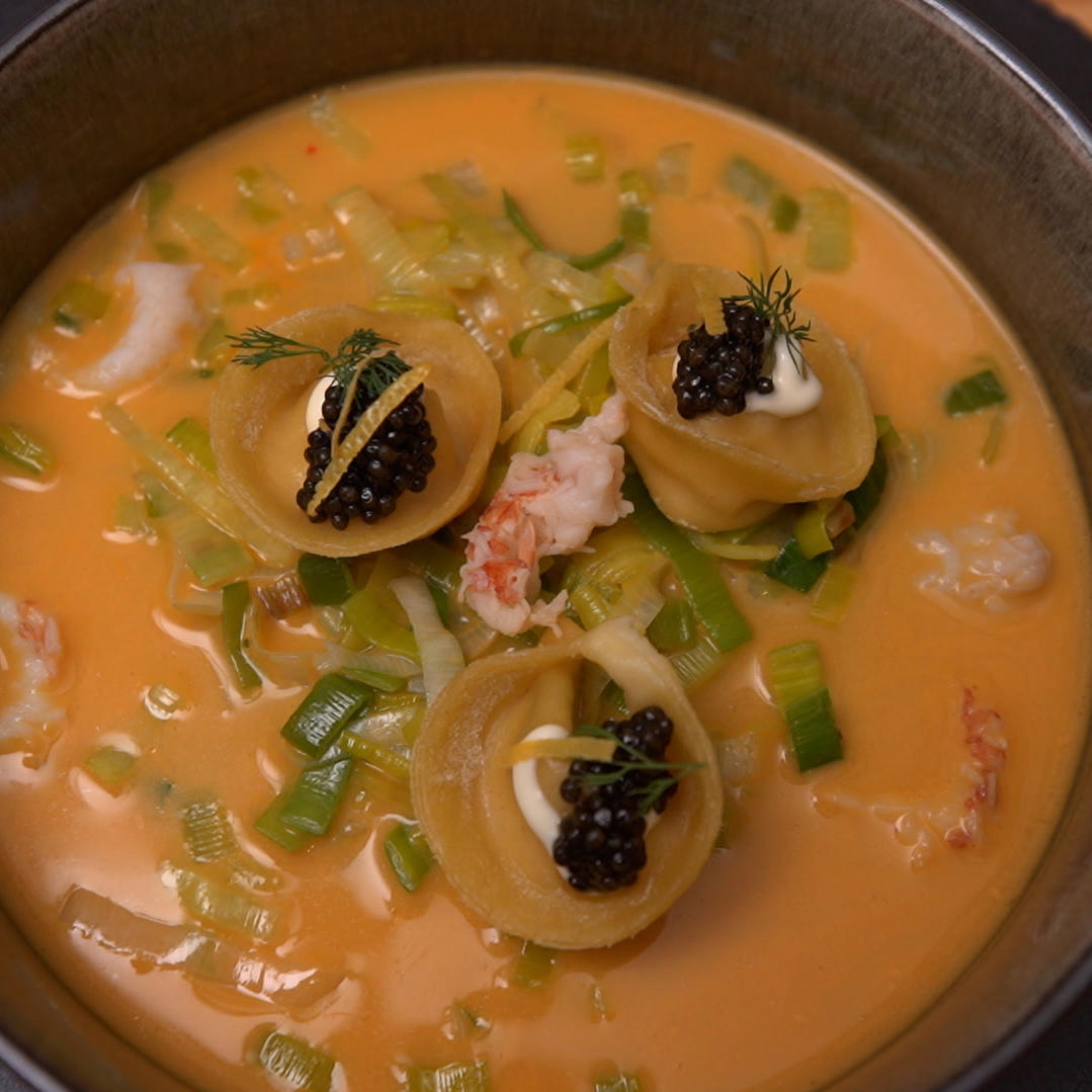 Flusskrebs mit Tortellini und Lauch Einlage Flusskrebs mit Tortellini und Lauch Einlage