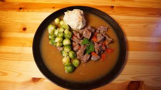 Wildschweingulasch mit Semmelknödel 