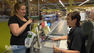 Dana kann ihren Einkauf nicht bezahlen