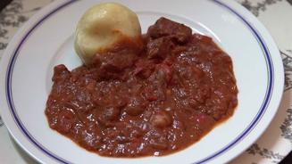 In Rotwein geschmortes Rindergulasch