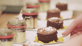 Weißes Mousse und Schokokuchen