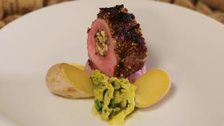 Gefülltes Schweinefilet mit Nusskruste