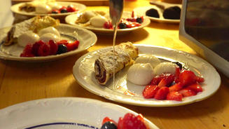  Heu-Joghurt, Pfannkuchen und Beeren