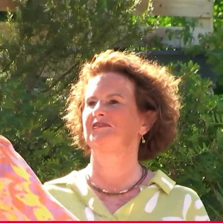 Gerade frisch angekommen, weiß Angelika nicht, welcher Mann sie in Roland Trettls \First Dates Hotel\ erwartet.