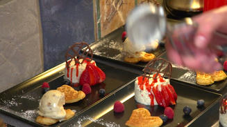 Joghurtbombe mit frischen Beeren