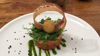 Schwarzbrot mit Lachs, Speck und Ei