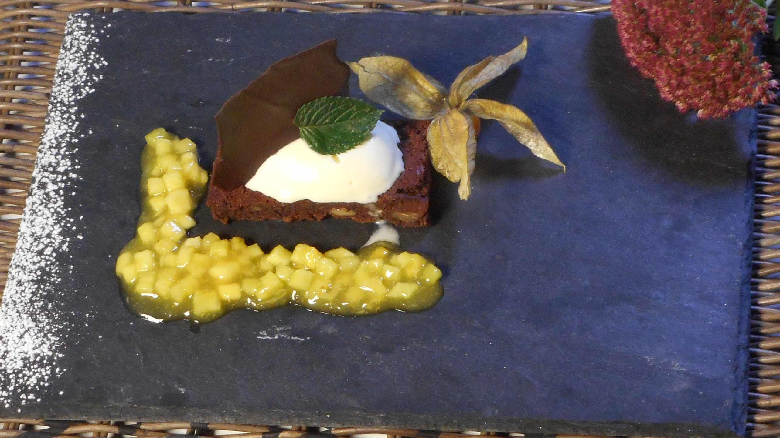 Pecannussbrownie mit Schmand-Limonenblatteis und Ananas-Mango-Chutney