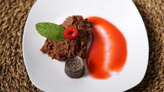 Mousse au Chocolat mit Himbeerpüree