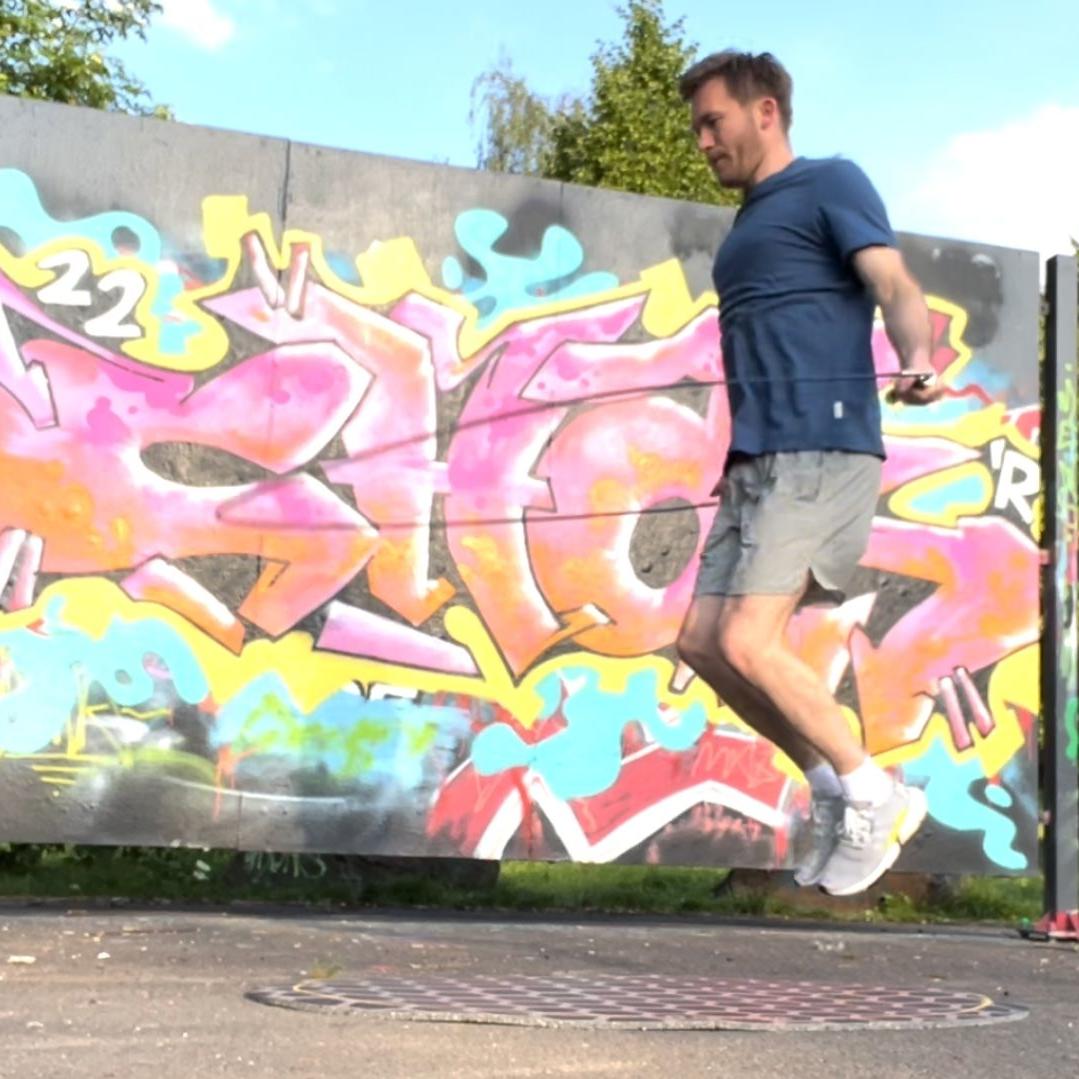 Beim Everjump-Training mit schweren Seilen kommen Anfänger schnell ins Schwitzen Beim Everjump-Training mit schweren Seilen kommen Anfänger schnell ins Schwitzen