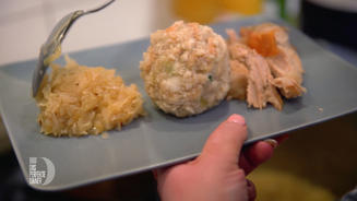 Krustenbraten in Biersoße mit Knödeln