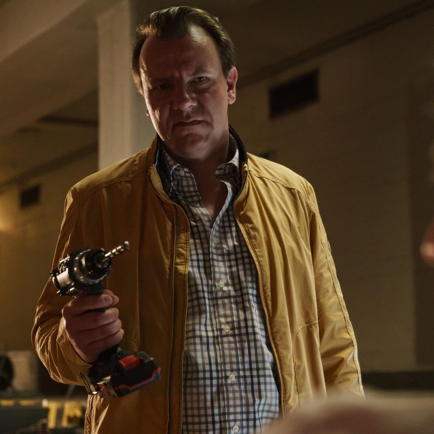 _mpensau - Dumb_\rUFA Serial Drama GmbH\r06.06.2019\rBild 04/27 DT 02\rHINTERHOF-FOLTERKELLER AMBOSS verho?rt HEIZI und foltert ihn.\r\rRolle Heizi (Niels Bruno Schmidt)\rRolle Amboss (Ronald Kukulies)\rRolle Steiner (Thomas Schumacher)\r\rFoto: Stefan Erhard\r _mpensau - Dumb_\rUFA Serial Drama GmbH\r06.06.2019\rBild 04/27 DT 02\rHINTERHOF-FOLTERKELLER AMBOSS verho?rt HEIZI und foltert ihn.\r\rRolle Heizi (Niels Bruno Schmidt)\rRolle Amboss (Ronald Kukulies)\rRolle Steiner (Thomas Schumacher)\r\rFoto: Stefan Erhard\r