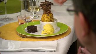 Brownies mit gebackener Ananas